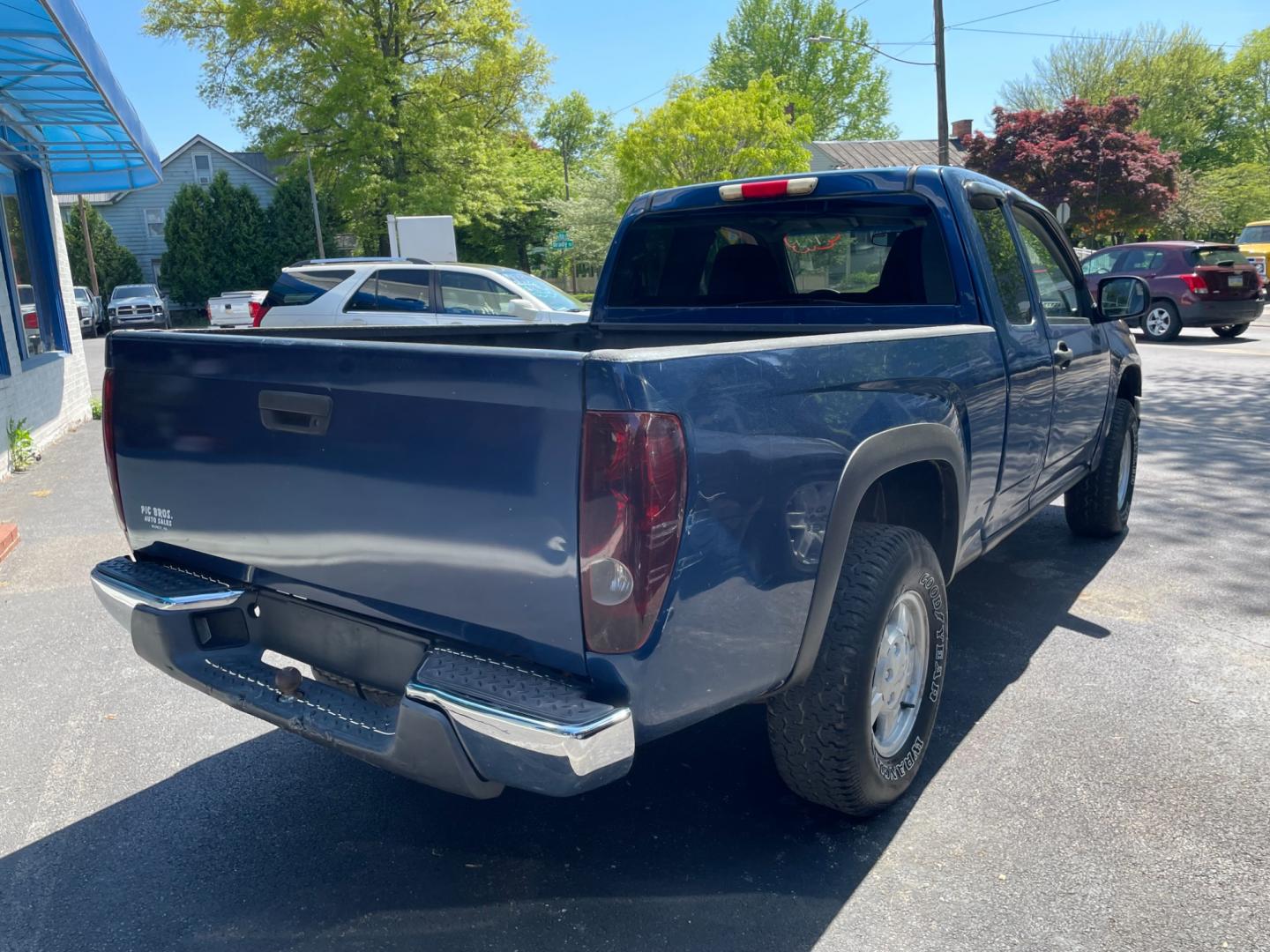 2005 blue Chevrolet Colorado LS Z71 Ext. Cab 4WD (1GCDT196758) with an 3.5L L5 DOHC 20V engine, located at 101 N. Main Street, Muncy, PA, 17756, (570) 546-5462, 41.207691, -76.785942 - Photo#3